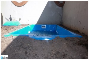 Pileta de fibra de vidrio 330 x 180 x 100 con sistema de filtrado fijo, hidromadaje completo e iluminacion LED RGB