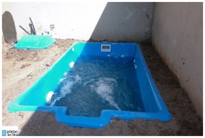 Pileta de fibra de vidrio 330 x 180 x 100 con sistema de filtrado fijo, hidromadaje completo e iluminacion LED RGB