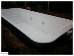 pileta 750 blanca con luz LED